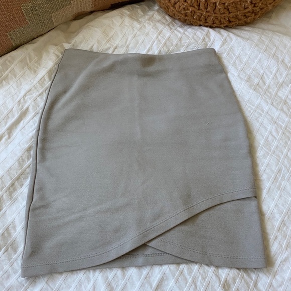 Aritzia Talula Primrose Skirt - Picture 2 of 3